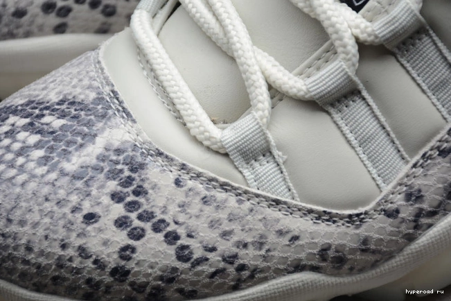 SE CD6846-002 11 Air Low Bone Light Jordan Snake 0815